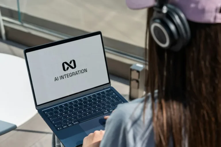 Egy weboldal tulajdonosa AI eszközökkel dolgozik.